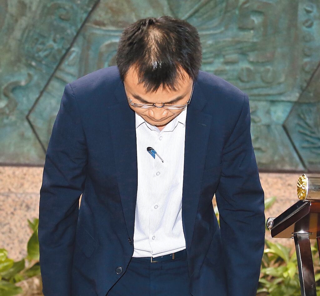 臺農(nóng)業(yè)部門負(fù)責(zé)人陳吉仲19日傍晚舉行記者會說明項目進(jìn)口雞蛋議題，當(dāng)日晚間8點(diǎn)在臉書上宣布辭職。 圖片來源：臺灣“中時新聞網(wǎng)”