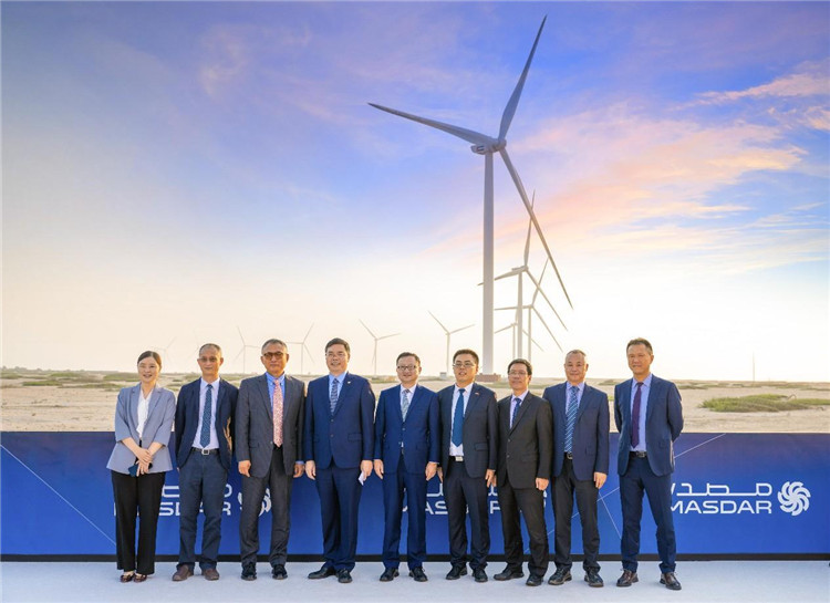中方建設(shè)者在風(fēng)電場合影。中國電建供圖