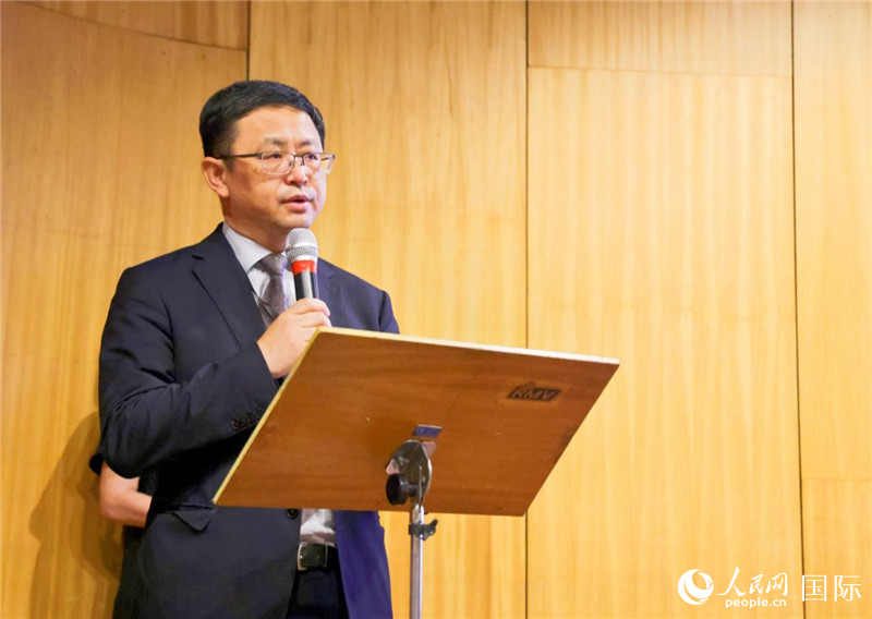 中國駐里約熱內(nèi)盧總領(lǐng)事館商務(wù)參贊徐元勝發(fā)表致辭。人民網(wǎng)記者 陳海琪攝