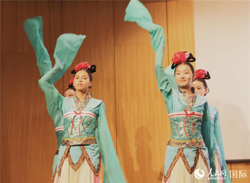 兩國文化志愿者共同表演中國傳統(tǒng)舞蹈。人民網(wǎng)記者 陳海琪攝