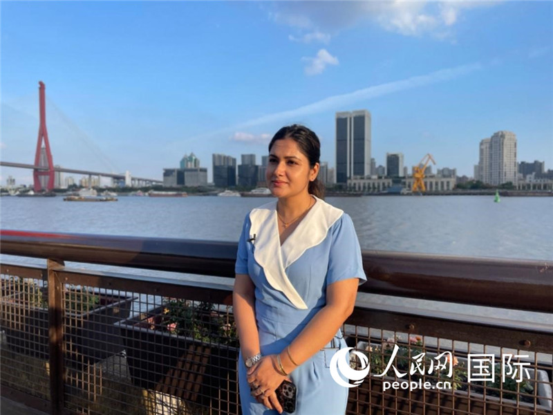 孟加拉國Channel24電視頻道主持人伊斯拉特·阿敏在上海市楊浦濱江接受采訪。 人民網(wǎng)記者 張榮攝