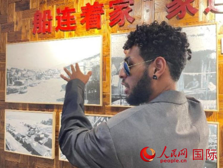 巴布亞新幾內(nèi)亞乒乓球國家隊(duì)隊(duì)員羅伊在福建省寧德市下歧村參觀。人民網(wǎng)記者 張榮攝