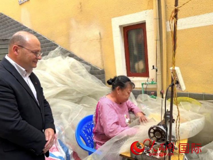 馬耳他瑪格麗特中學(xué)“中國角”教師馬丁·阿佐帕迪在福建省寧德市下歧村參觀。人民網(wǎng)記者 周雨攝