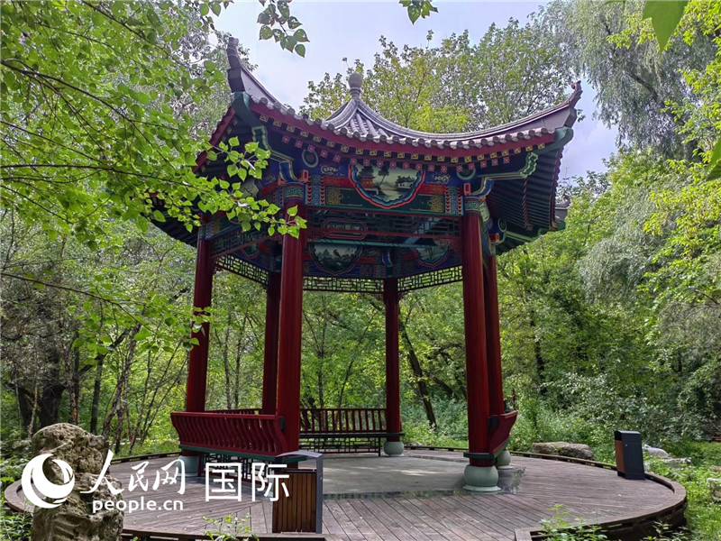 莫斯科中國(guó)貿(mào)易中心的中式園林“華銘園”一角。人民網(wǎng)記者 申亞欣攝