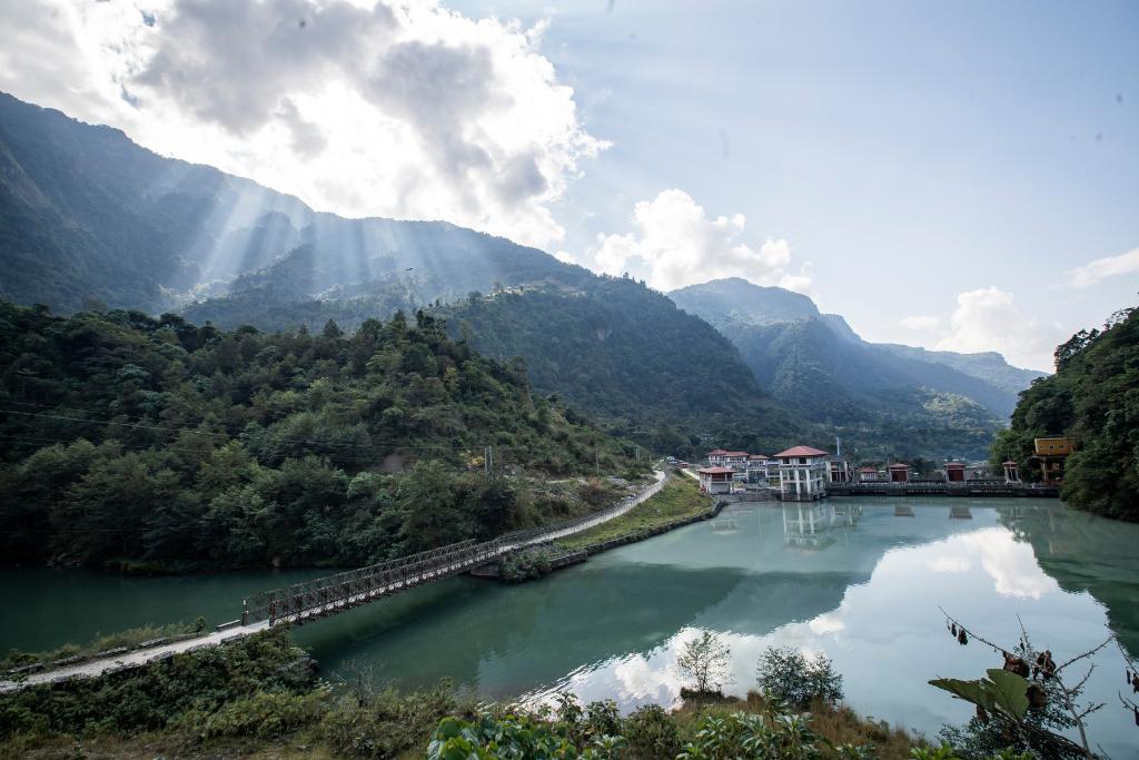 這是2022年11月8日拍攝的尼泊爾上馬相迪A水電站大壩。上馬相迪A水電站位于尼泊爾西部勒姆宗縣，2013年1月開工建設(shè)，2017年1月1日投入商業(yè)運營。該水電站投入運營以來，極大緩解了尼泊爾電力緊缺局面。新華社發(fā)（哈里·馬哈爾詹 攝）