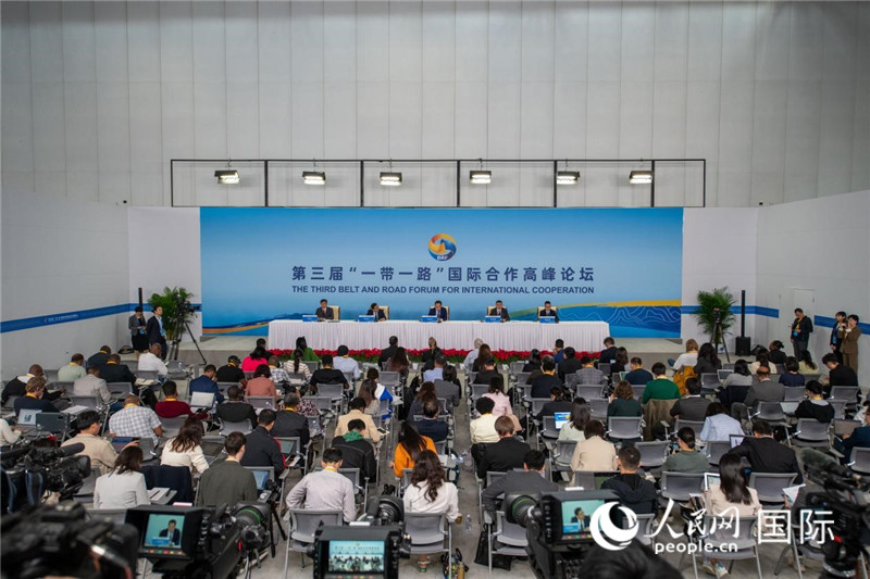 10月16日，第三屆“一帶一路”國(guó)際合作高峰論壇新聞中心在北京國(guó)家會(huì)議中心舉行首場(chǎng)吹風(fēng)會(huì)，邀請(qǐng)自然資源部國(guó)際合作司和相關(guān)單位負(fù)責(zé)人介紹有關(guān)情況，并回答記者提問(wèn)。人民網(wǎng)記者 翁奇羽攝