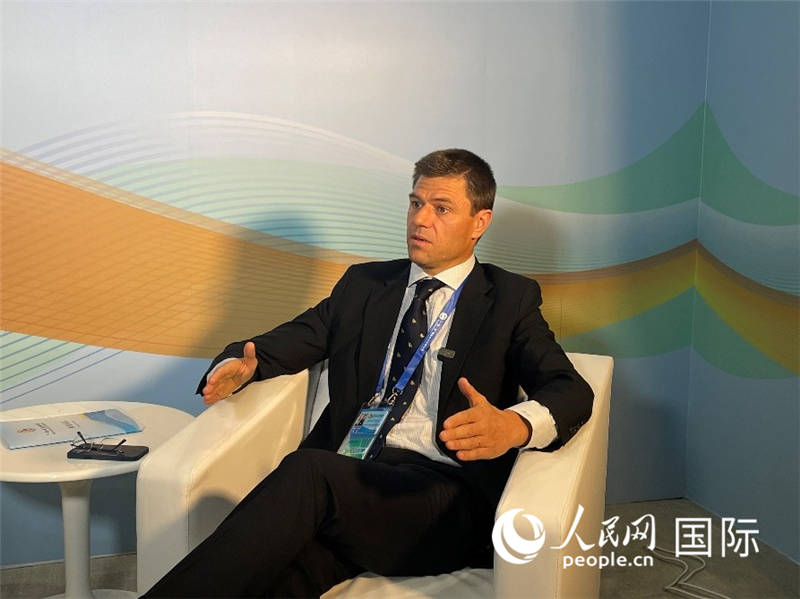 葡中工商會秘書長伯納德?門迪亞接受采訪。 人民網(wǎng)記者 張榮攝