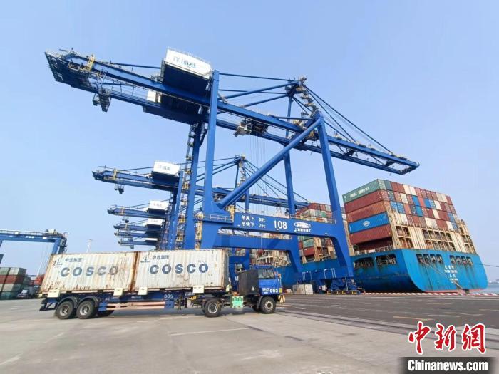 圖為海南洋浦國際集裝箱碼頭，卡車將集裝箱從后方堆場運往碼頭裝卸區(qū)?！堅潞?攝