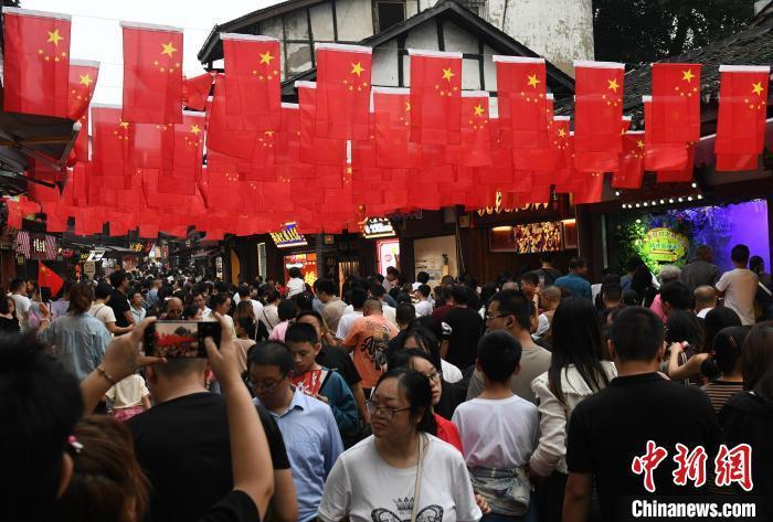 圖為重慶千年古鎮(zhèn)磁器口游人如織。<a target='_blank' href='/' ><p  align=