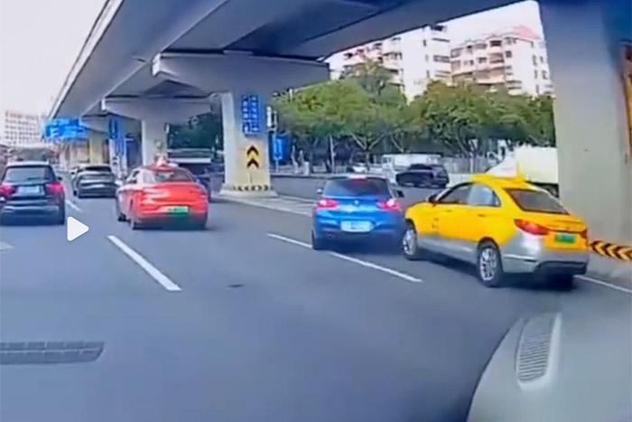 視頻截圖顯示，發(fā)生碰撞的剎那，出租車后方似乎確有車燈點亮。
