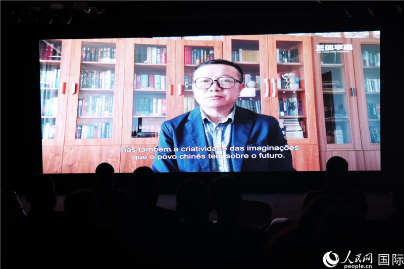 長篇小說《三體》作者劉慈欣通過視頻致辭。 人民網(wǎng)記者 時元皓攝