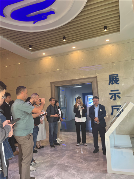 （在文瀾智谷中試產業(yè)基地，中外記者深入了解科技轉化情況 趙橙涔攝）