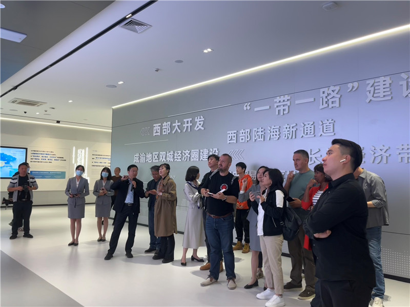 （成都國際鐵路港展廳，中外記者邊聽邊記，了解成都國際鐵路港運行情況 趙橙涔攝
