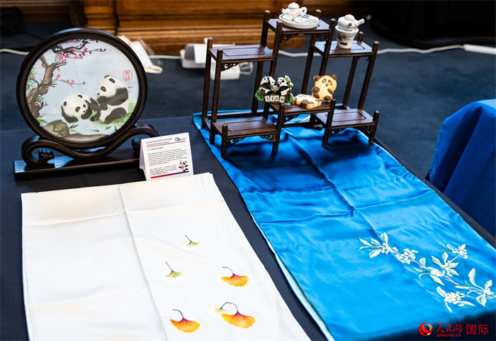 活動現(xiàn)場的現(xiàn)場文創(chuàng)展、互動體驗區(qū)、非遺區(qū)展示。人民網(wǎng) 郭錦標(biāo)攝