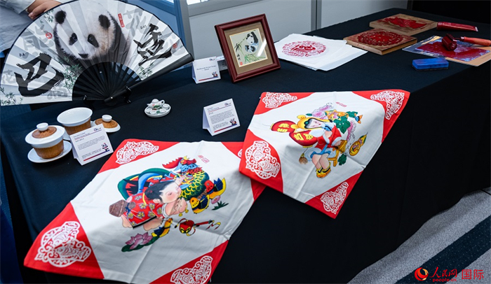 活動現(xiàn)場的現(xiàn)場文創(chuàng)展、互動體驗區(qū)、非遺區(qū)展示。人民網(wǎng) 郭錦標(biāo)攝
