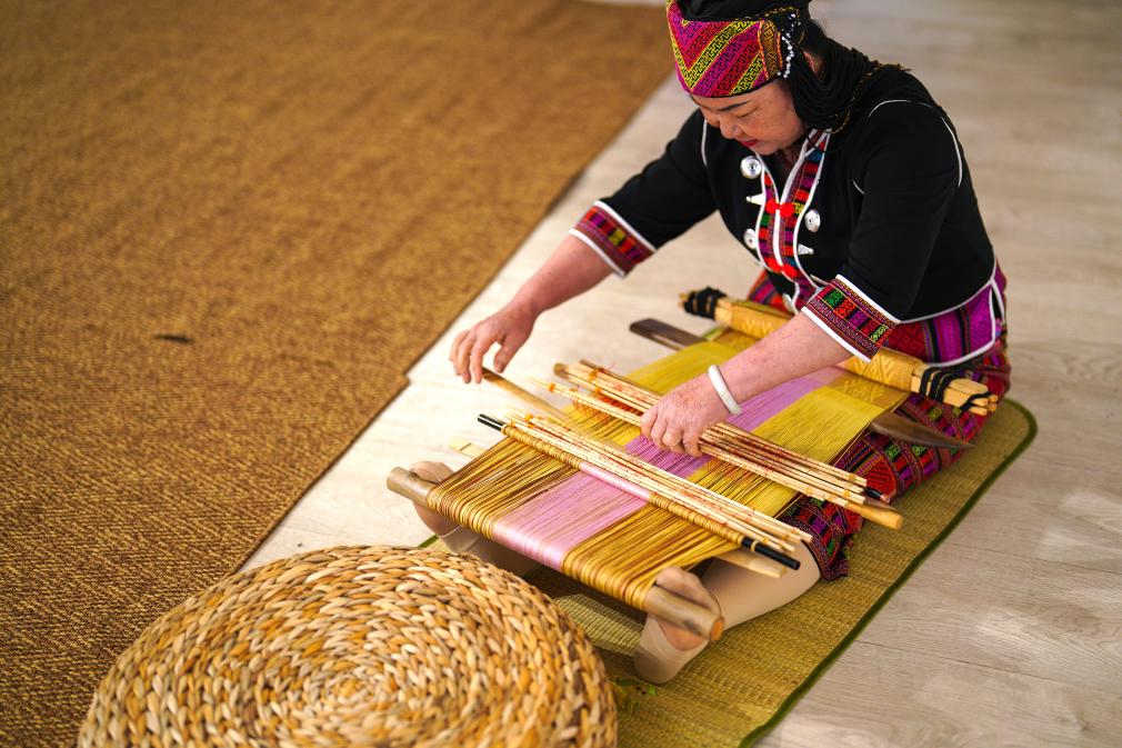 4月17日，黎族傳統(tǒng)紡染織繡技藝國家級代表性傳承人劉香蘭在2023年意大利米蘭設(shè)計周上展示黎錦織造技藝。新華社發(fā)