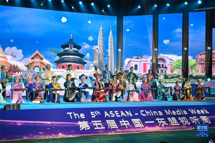 10月21日，在馬來(lái)西亞行政首都普特拉賈亞，演員在第五屆中國(guó)—東盟視聽(tīng)周開(kāi)幕活動(dòng)上表演。新華社記者 程一恒 攝