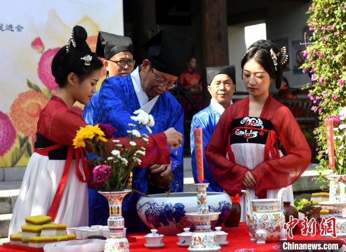 資料圖：圖為傳統(tǒng)重陽(yáng)祭酒儀式?！蚊?攝