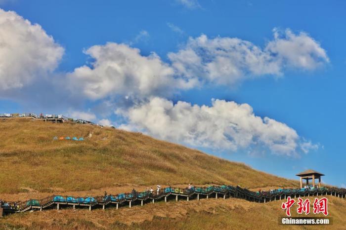 資料圖：圖為江西武功山高山草甸旁的登山步道，游客在登山。 劉力鑫 攝