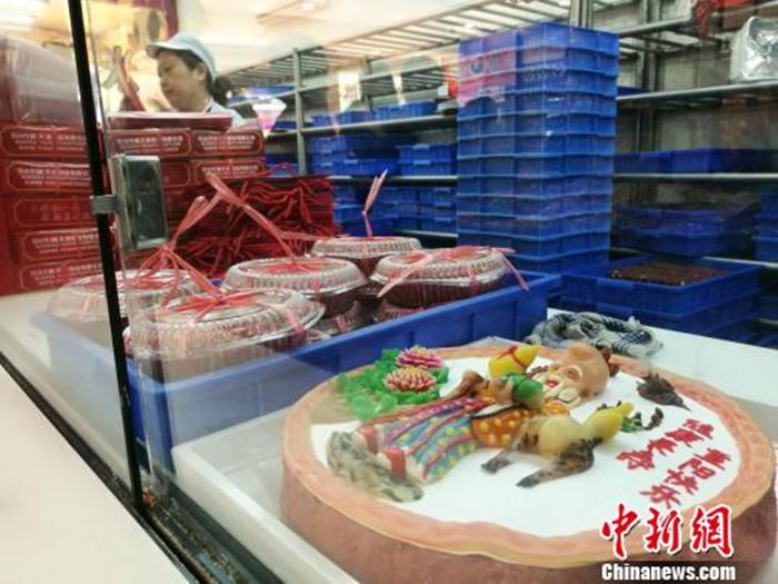 資料圖：等待銷(xiāo)售的重陽(yáng)糕?！＄娚?攝