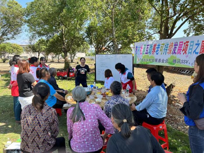 10月23日，廣東韶關農(nóng)村的互助養(yǎng)老探索，結合仁化縣董塘鎮(zhèn)新龍村的重陽節(jié)活動，將村支書、婦女主任、項目管理人員、新龍村助老員、村民志愿者、健康熱心的老人聚集在一起。 受訪者供圖