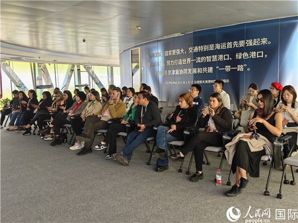 外媒記者探訪天津港北疆港區(qū)C段智能化集裝箱碼頭。人民網(wǎng)記者 符園園攝