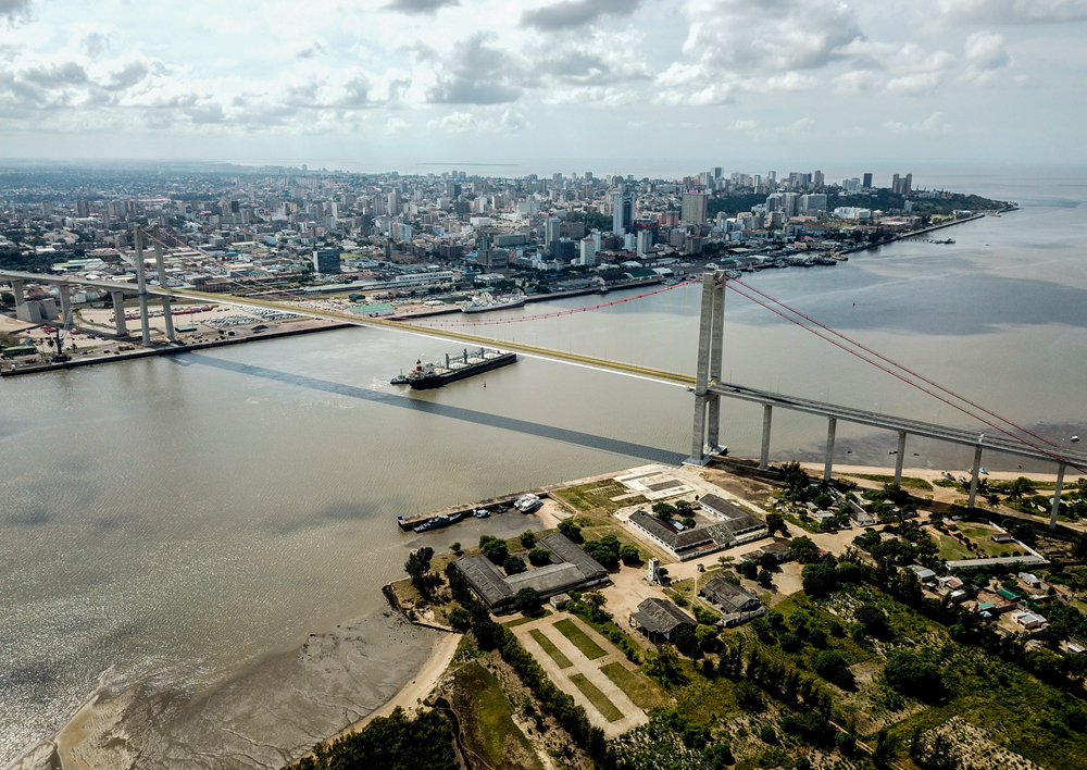這是2019年4月8日在莫桑比克首都馬普托拍攝的馬普托大橋（無人機(jī)照片）。新華社記者 張宇 攝
