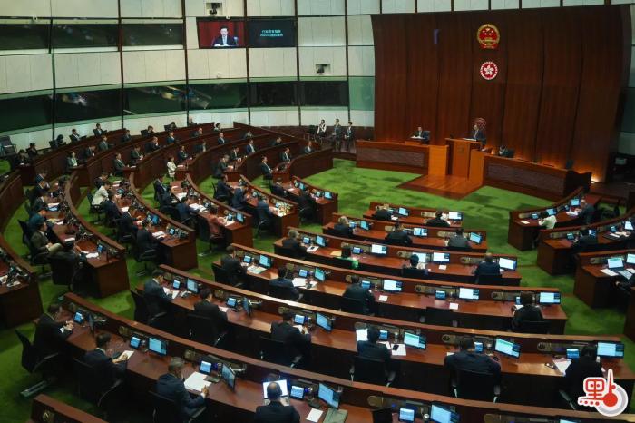 李家超在立法會宣讀新一份施政報告。圖片來源：香港“點新聞” 麥鈞杰 攝