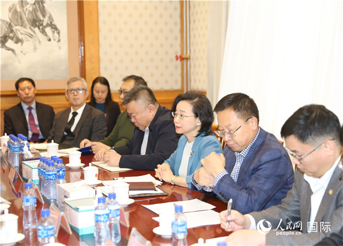 1.2023年10月30日，沈敏娟（右三）大使與中企代表座談。人民網(wǎng)記者 霍文攝