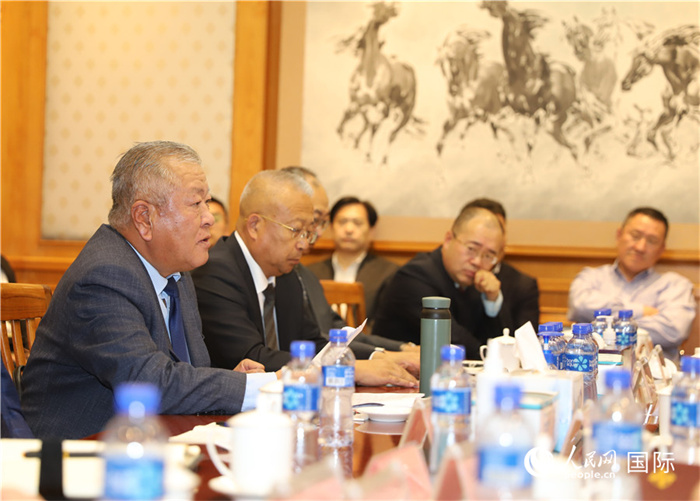 2.2023年10月30日，張義波（左一）會(huì)長匯報(bào)商會(huì)工作情況。人民網(wǎng)記者 霍文攝