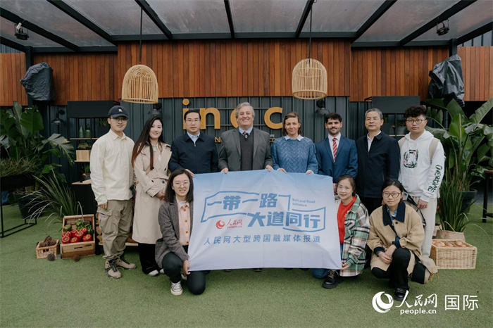 在烏拉圭第118屆普拉多牧農(nóng)業(yè)國(guó)際博覽會(huì)上，烏拉圭國(guó)家肉類(lèi)協(xié)會(huì)主席與人民網(wǎng)記者合影。人民網(wǎng)記者 張若涵攝