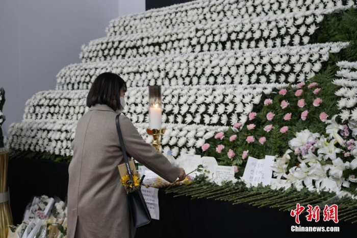 當(dāng)?shù)貢r(shí)間11月1日23時(shí)45分許，韓國(guó)民眾在位于首爾廣場(chǎng)的集體焚香所悼念梨泰院踩踏事故遇難者。 <a target='_blank' href='/'><p  align=