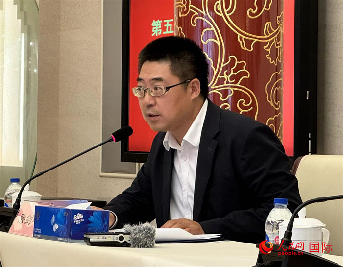10月31日，歐美同學(xué)會(huì)副秘書長(zhǎng)滕劍峰在第五屆中法文化論壇媒體吹風(fēng)會(huì)上講話。（人民網(wǎng) 謝瑩攝）