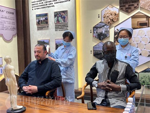   （外媒記者爭先恐后體驗艾灸，直呼神奇。中國經(jīng)濟(jì)周刊記者 郭志強(qiáng) 攝）