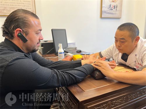   （外媒記者走進(jìn)中醫(yī)堂，問診中醫(yī)名師。中國經(jīng)濟(jì)周刊記者 郭志強(qiáng)攝）