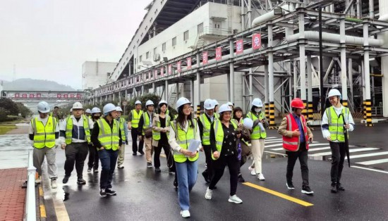   2023“一帶一路”媒體合作論壇聯(lián)合采訪團(tuán)走進(jìn)國家電投江西公司分宜電廠廠區(qū)。（本報記者 周歡攝）