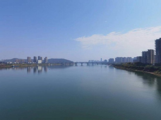 　　10月24日，在清水塘大橋景觀通道上拍攝的湘江景色。本報(bào)記者 常雯宜攝