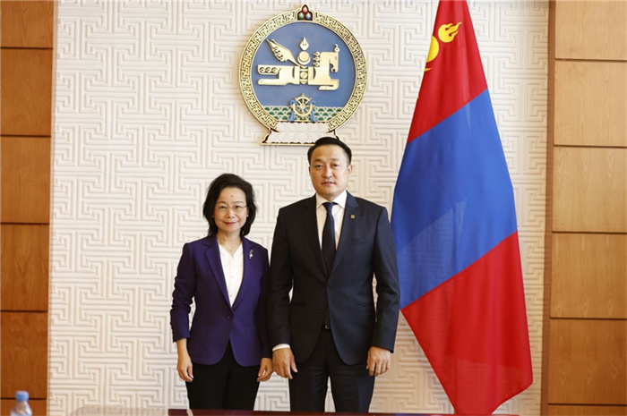 10月31日，中國駐蒙古國大使沈敏娟到任拜會蒙政府辦公廳主任兼蒙古人民黨總書記阿瑪爾巴伊斯格楞（右）。中國駐蒙古使館供圖