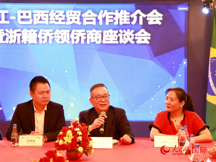 浙江海外聯(lián)誼會(huì)常務(wù)副會(huì)長(zhǎng)徐旭（中）和與會(huì)僑領(lǐng)僑商座談。人民網(wǎng)記者 陳海琪攝