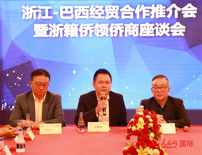 中國(guó)駐里約代總領(lǐng)事王尉育（中）在活動(dòng)中致辭。人民網(wǎng)記者 陳海琪攝