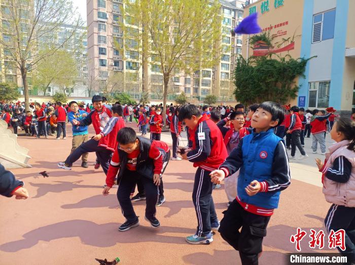 資料圖：小學(xué)生在大課間踢毽子。黃建 攝