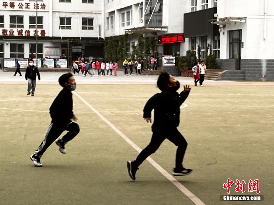 資料圖：學(xué)生們?cè)谡n間玩耍。