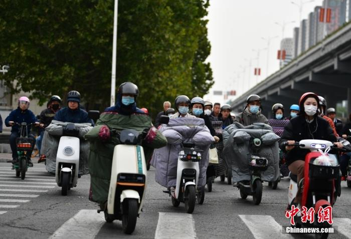 11月3日，河北石家莊迎降溫天氣，市民“捂”裝出行。 <a target='_blank' href='/'><p  align=