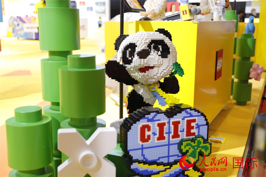 11月5日，消費品展區(qū)展出的進(jìn)博會吉祥物進(jìn)寶造型積木。人民網(wǎng)記者 李美玉攝