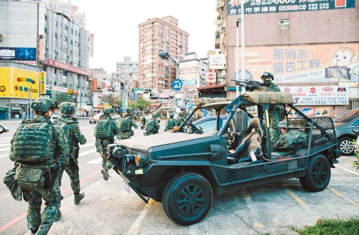 圖為2021年臺(tái)陸軍特種作戰(zhàn)指揮部在演習(xí)。圖片來(lái)源：臺(tái)灣《中國(guó)時(shí)報(bào)》。