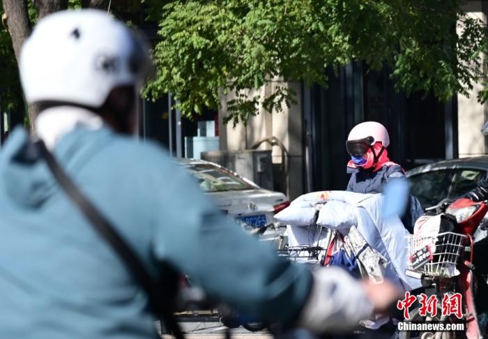 石家莊街頭，市民紛紛穿上厚厚的外套“捂”裝前行。 <a target='_blank' href='/'><p  align=
