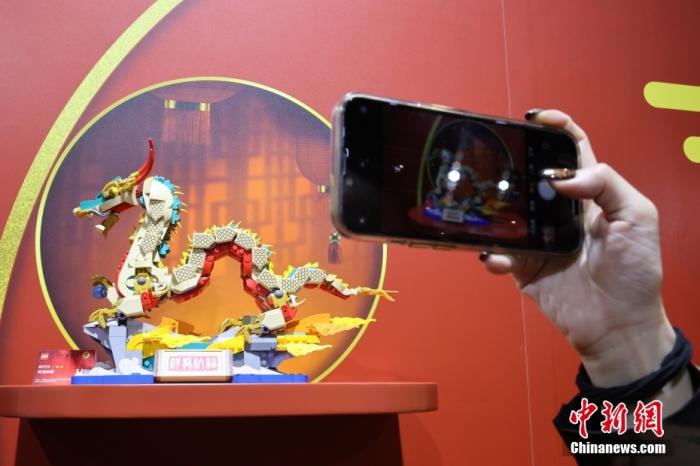 第六屆中國(guó)國(guó)際進(jìn)口博覽會(huì)舉行，消費(fèi)品展區(qū)展出以生肖龍為題材的中國(guó)元素產(chǎn)品。<a target='_blank' href='/'><p  align=