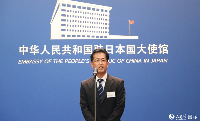 導(dǎo)師代表、東京大學(xué)教授內(nèi)山真伸發(fā)表致辭。人民網(wǎng) 許可攝