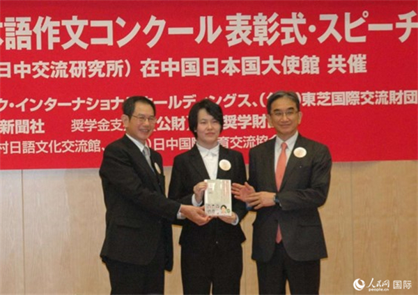 日本駐華大使垂秀夫（右一）、日本僑報社總編輯段躍中（左一）和趙志琳同學(xué)合影留念。人民網(wǎng)記者 陳建軍攝