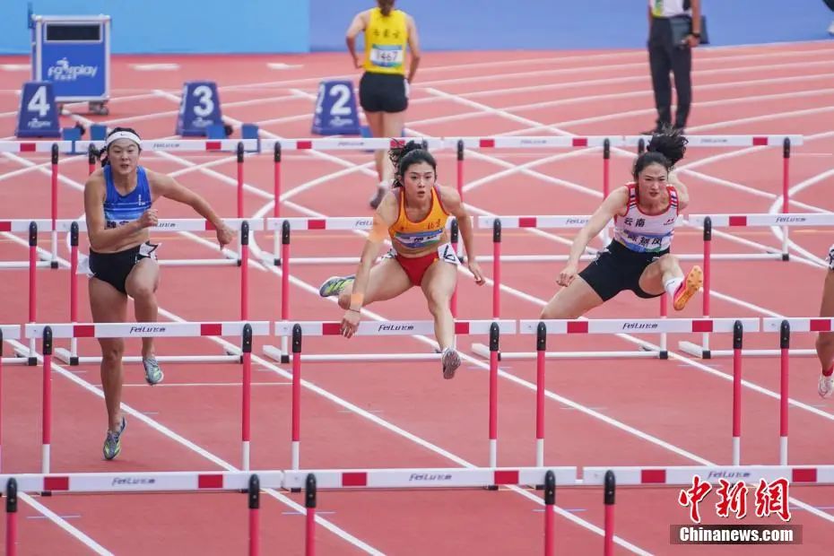 第一屆全國學生(青年)運動會田徑女子大學乙組100米欄決賽中，吳艷妮輕松奪冠。圖為吳艷妮在比賽中。陳冠言 攝